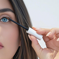 Detllou Lash by Maya – pinceau à pointe fine; geste ciblé pour la ligne des cils.