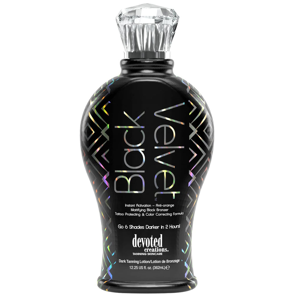Devoted Creations Velvet Noir, bouteille de bronzant noir, couleur naturelle potentielle et fini mat.