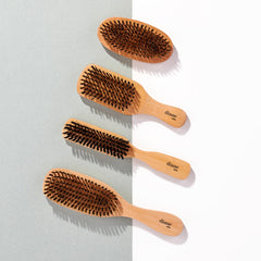 Brosse Diane distribuant les huiles du cuir chevelu pour une brillance naturelle.