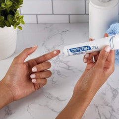 Peau propre après nettoyage, prête pour l'application du gel Differin.