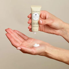 Application douce sur mains sèches pour hydratation efficace.