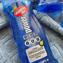 Dippity Do Gel Original démonstration de coiffage avec volume et précision.