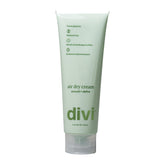 Divi Air Dry Crème coiffante: bouteille et texture prête pour un look défini.