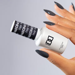 DAISY DND vernis gris 460 assorti – flacon homogène et élégant.