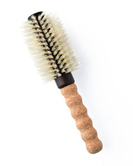 Dom Dom brosse ronde avec poignée en liège ergonomique pour une prise en main confortable.