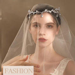 Diadème cristal élégant, complément idéal d'une coiffure de mariée.