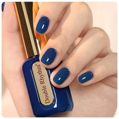 Vernis gel Double Rhythm bleu marine dans flacon doré, allure chic et durable.