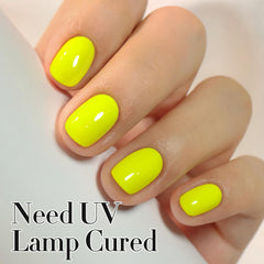 Application précise du vernis jaune neon Double Rhythm pour une pose soignée.