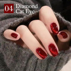 Finition brillante et pigmentation intense sur les ongles.