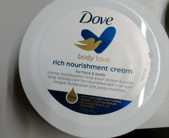 Dove crème nourrissante pour le corps en flacon, hydratation profonde sans film gras.
