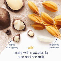 Gommage Dove Macadamia et Lait de Riz, parfum floral doux pendant l'exfoliation.