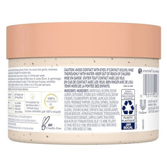 Dove gommage-corps crèmeux, massage doux pour peau nourrie et satinée.