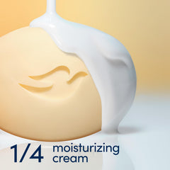 Main utilisant le savon 3-en-1 Dove pour visage corps mains hydratés.