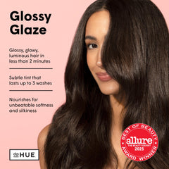 Application du gloss sur milieu et longueurs, couverture homogène et soin rapide.