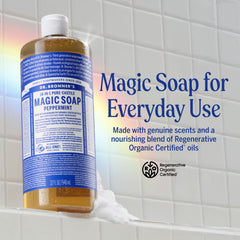 Mousse riche Dr. Bronner’s Pure-Castile Menthe enveloppant la peau.