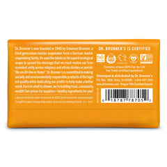 Le savon Dr. Bronner's sans colorants ni parfum artificiel respecte la peau.
