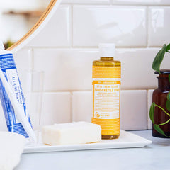 Versement du savon Dr. Bronner's Citrus pour laver les mains.