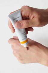 Dr. Hauschka Crème teintée jour — texture légère pour décolleté et peau sensible.