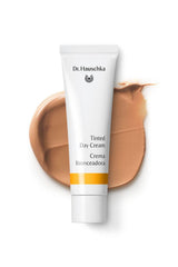 Dr. Hauschka Crème teintée jour — texture lumineuse pour un teint uniforme et subtil.