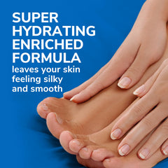 Ouverture du sachet du masque-pieds Dr Scholl's pour soin rapide.