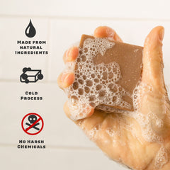 Mousse généreuse du Bay Rum Dr Squatch pour une douche rafraîchissante.