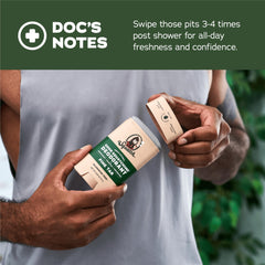 Utilisation post-douche du Déodorant Dr. Squatch, application facile après la toilette.