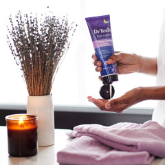 Après-douche, appliquer la lotion Dr Teal's pour nourrir la peau durant la nuit.