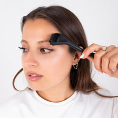 Dremenester Derma Roller portable, utilisé facilement à domicile ou en déplacement.