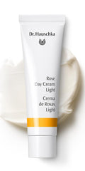 Texture de Dr. Hauschka Rose Day Cream Light prête à être appliquée.