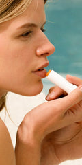 Texture soyeuse du stick Lèvres Dr. Hauschka pour une application fluide.