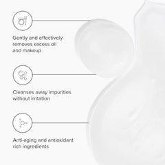 Texture mousse crèmeuse du nettoyant DRMTLGY sur peau humide et fraîche.