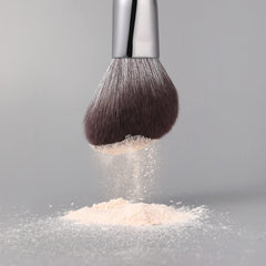 DUcare pinceau blush anguleux pour un contour pigmenté et précis.