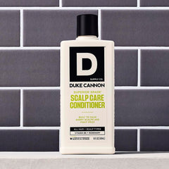 Conditionneur Duke Cannon en rayon démontrant douceur et absence de sulfates.