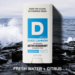 Duke Cannon Air Defense déodorant avec aloé vera et vitamine E apaisants.