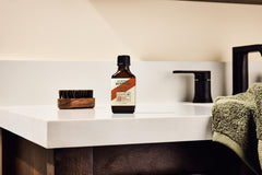 Soin quotidien de la barbe avec Duke Cannon Bourbon.