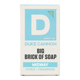 Savon-barre Duke Cannon : agrume et cèdre, parfum masculin parfait pour une douche rafraîchissante et propre.