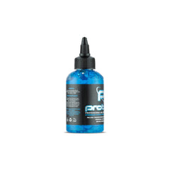 Application du gel primer Proton sur la peau pour transfert précis.