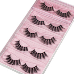Cils DYSILK, regard œil-de-chat élégant avec finition soignée.