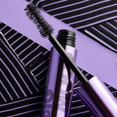 e.l.f. Big Mood Mascara assure une séparation précise des cils pour un regard ouvert.