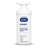 Crème E45 Eucalyptus, bouteille 500 g prête à hydrater toute la famille.