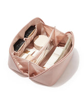 EACHY Travel Makeup Bag montre sa grande capacité pour les voyages et la routine beauté.