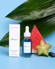 Earth Harbor MARINA Biome: Blue Tansy et Squalane en avant-plan pour hydratation durable.