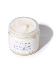 Texture créme veloutée de SIREN SILK prête à l’application quotidienne.