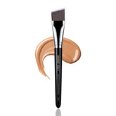 Pinceau angle plat EIGSHOW s’adapte aux contours du visage pour une application fluide.