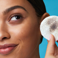e.l.f. SKIN démaquillant visage: texture légère qui glisse sans huile.