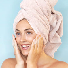 Elizabeth Mott Vitamin C Cleanser vitamin C ingredient highlight, supports a brighter-looking complexion.