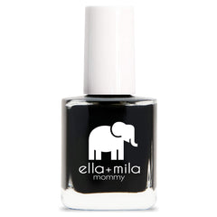 Finition brillante du vernis noir Ella+Mila sur les ongles.