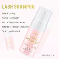 EMEDA Lash Shampoo embout brosse douce nettoie délicatement les cils.
