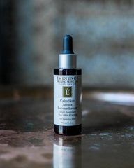 Utilisation du sérum Eminence: rituel visage facilité par la pompe