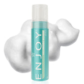Enjoy Mousse Volume dans sa bouteille; corps et toucher léger.